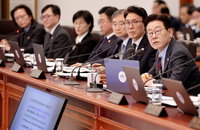 李대통령 "100조 금융 안정조치 신속집행…유류값폭등 제재논의"