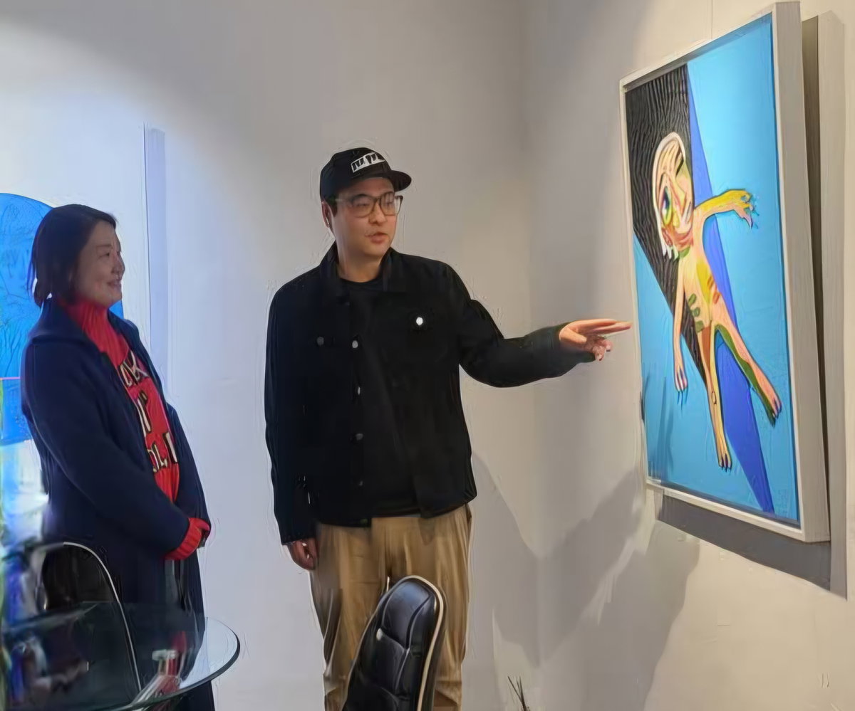 [홍하트 작가가 그림 작품에 대해 안내하고 있다]