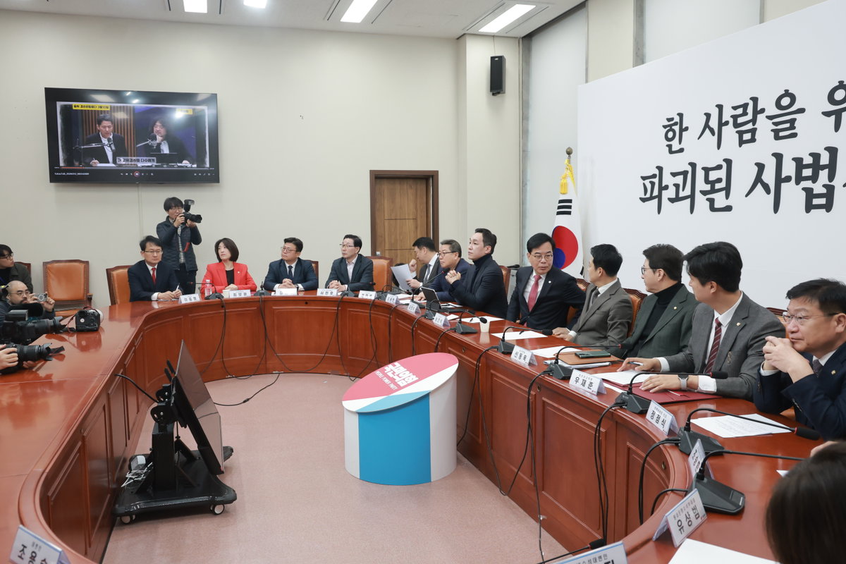'공소 취소 거래설'을 언급한 유튜브 채널 '김어준의 겸손은힘들다 뉴스공장' 영상이 나오고 있다.