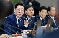 청와대 보유세 강화 “현 단계 검토 안 해” 선 그어… 대통령 ‘최후 수단’ 언급 후 파장