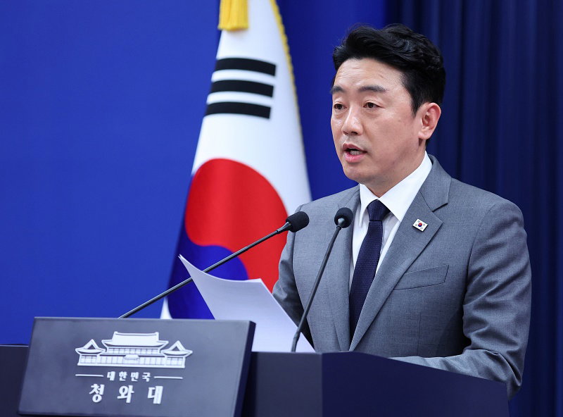 UAE 특사방문 브리핑하는 강훈식 비서실장