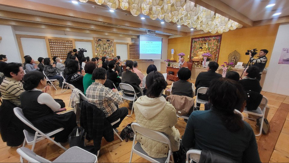 [내 인생의 꽃을 피우자- 국회 정각회 개막법회에서 마가스님이 감사일기 100일 쓰기를 제안하고 있다]