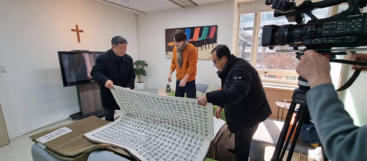 [필사자 황선춘(장로)의 가로70cm 세로140cm길이의 대형 성경필사 작품]