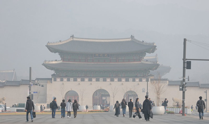  미세먼지 농도가 '나쁨' 수준을 보이는 27일 서울 광화문이 뿌옇게 보인다. 