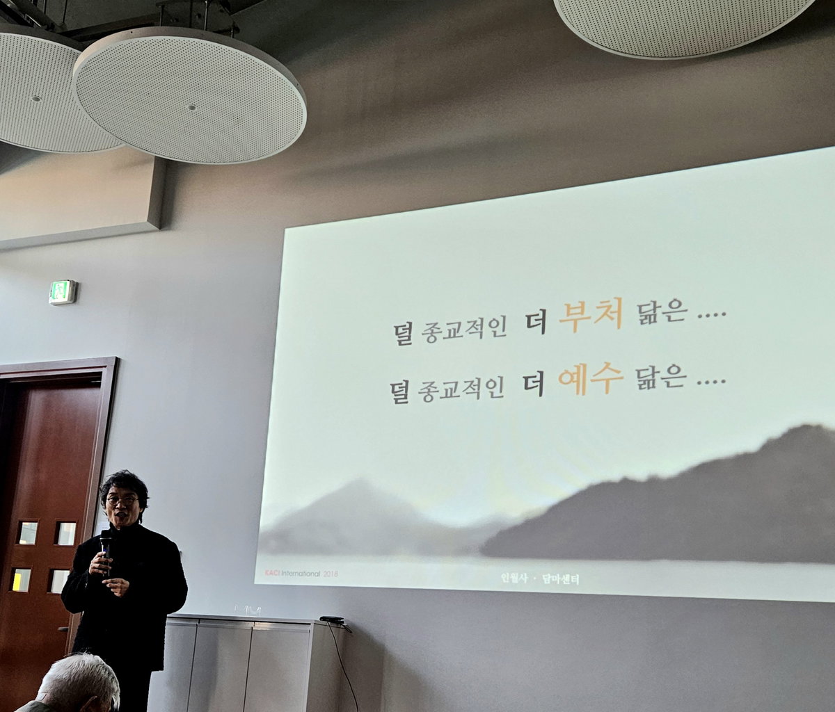 [윤경식 건축가가 '덜 종교적인, 더 부처 닮은' 건축 철학에 대해 말하고 있다]