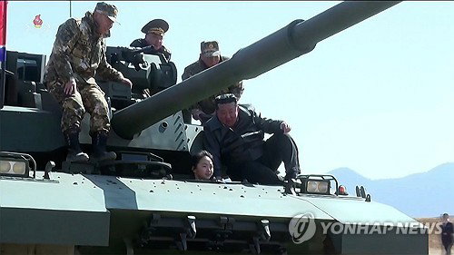 ... 북한 후계 구도 김주애 탱크 조종, 여성 후계자 불안감 해소 포석 분석 ... 국정원 보고