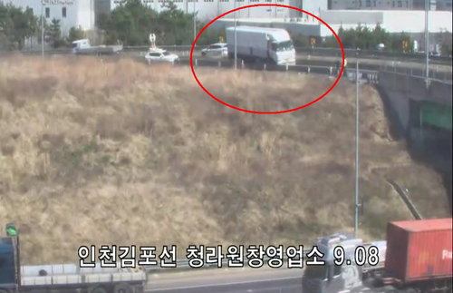 인천김포고속도로 남청라IC, 화물차 고장 1대 1개 차로 통제 ... 교통 체증 발생