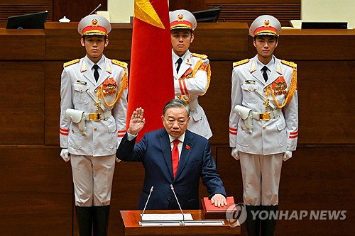 베트남 권력 집중: 또 럼 서기장, 국가주석 겸직 ... 정치 지형 변화와 경제 정책 경로