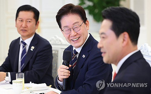 대통령 중임: 여당 대표, 개헌 전 대통령 연임 포기 선언 촉구 ... 권력 구조 개편 논의 재점화