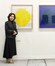 비움과 물성의 깊이로 빚어낸 달항아리… 2026화랑미술제 윤순원 작가의 한지 부조 세계
