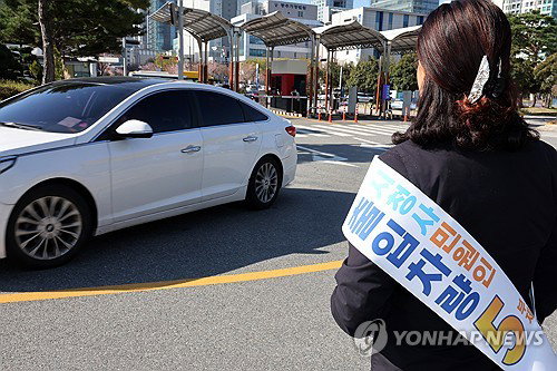 차량 부제 공공기관 2부제 시행 첫날, 이면도로 주차 증가 현상 ... 정책 효과 진단