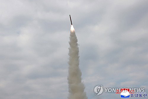 북한 탄도미사일 이틀 연속 도발, 240km&middot;700km 동해상 비행 ... 한미 정밀분석