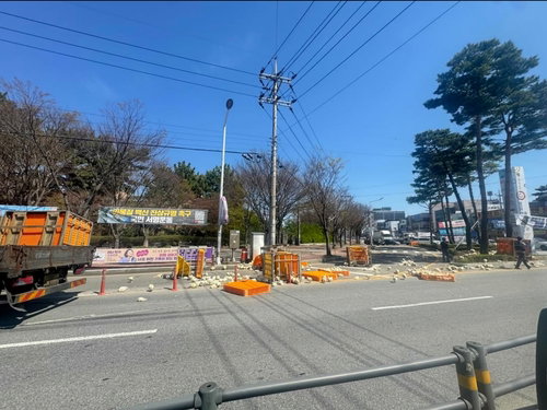 익산 닭 추락 사거리 닭 100마리 도로 점거, 1시간 교통 통제 ... 적재물 관리 부실