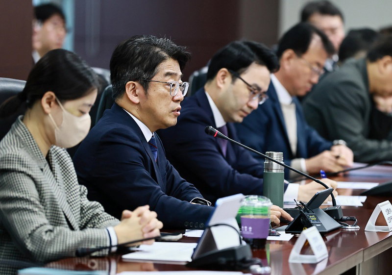 양기욱 산업통상부 산업자원안보실장이 8일 서울 종로구 한국무역보험공사 대회의실에서 열린 석유제품(윤활유&middot;선박연료) 수급 대책회의를 주재하고 있다. 