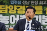 시민단체, '대통령 사진 선거활용 금지' 논란 민주당 고발