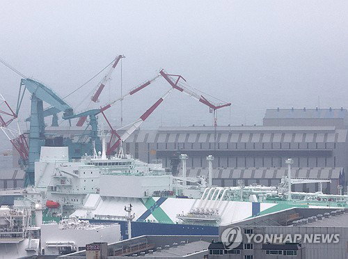 울산 해군잠수함 화재 고립자 구조, 감전 우려에 이틀째 난항