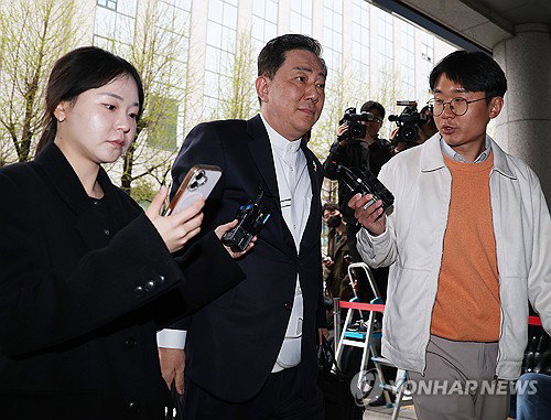 김병기, 허리 복대 차고 7차 조사 출석&hellip;경찰, 곧 '결론' 판단