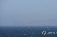 이란 "호르무즈 통과하려는 군함 강력 대응"…美 기뢰 제거 경고