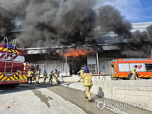 완도 수산물 창고에 불&hellip;소방관 1명 사망&middot;1명 실종