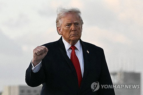 트럼프, 협상결렬 후 침묵중&hellip;SNS에 '이란 해상봉쇄' 기사 올려