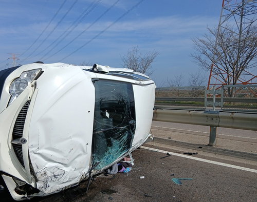 군산서 무면허 70대, SUV 몰다 중앙분리대 충돌해 중상