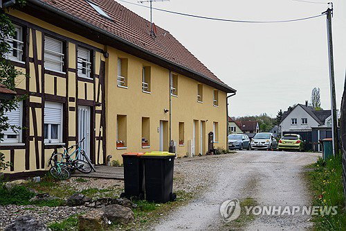 아무도 몰랐다&hellip;1년반 아빠차에 감금 9세 소년에 프랑스 발칵