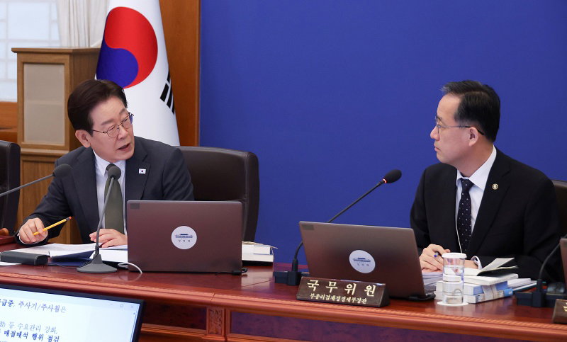 이재명 대통령이 14일 청와대에서 열린 국무회의 겸 비상경제점검회의에서 이형일 재정경제부 제1차관에게 질문하고 있다. 
