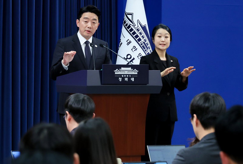 강훈식 비서실장, 대통령특사 활동 브리핑