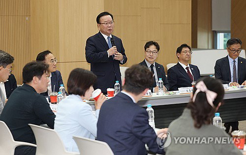 김부겸, ICT&middot;의료계 연쇄 행보&hellip;국민의힘 공천 난맥상 '대조'