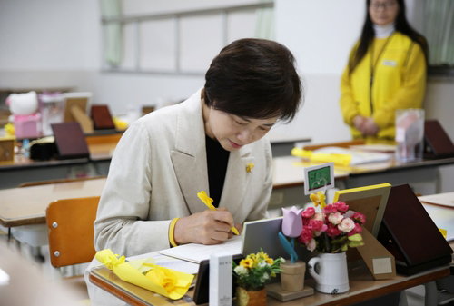 세월호 12주기 앞둔 유은혜, 기억교실 찾아 '잊지 않겠다' 약속