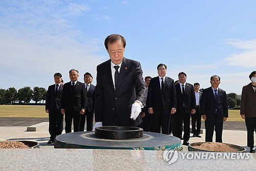 이석연 위원장, 4&middot;3 평화공원 참배&hellip; 국가폭력 관련자 서훈 재검토 촉구