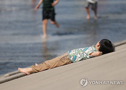 '28도' 웃도는 낮 기온, 때 이른 더위 기승&hellip;내륙 일교차 15도 '건강 주의보'