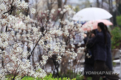 내일 전국 대체로 흐리고 남부&middot;제주 비&hellip;초여름 더위 주춤