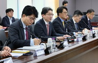 이억원 금융위원장, 중동 리스크에 철강 ‘금융 3종 세트’ 투입