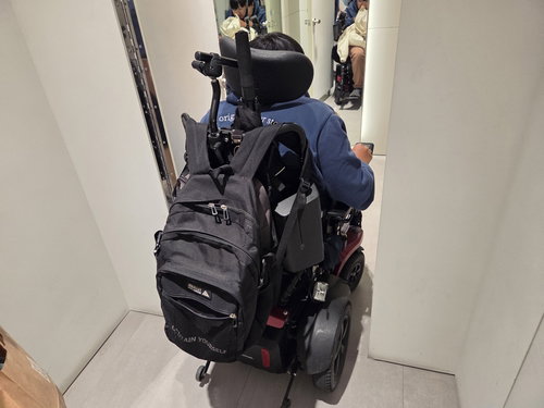 휠체어 진입 불가한 1m 미만 탈의실