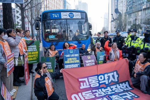 전장연 버스 점거 시위 사법처리 가시화&hellip;경찰 박경석 대표 등 입건 전 조사