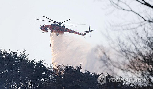 경북 영양군 야산 산불 헬기 9대 집중 투입 1시간 만에 주불 진화
