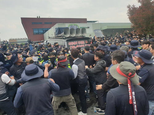 화물연대 진주 집회 현장 경찰 바리케이드 차량 돌진 사태