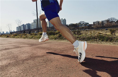 파브코리아 카본 내비 출시로 고기능성 러닝화 대중화와 내구성 혁신 선언