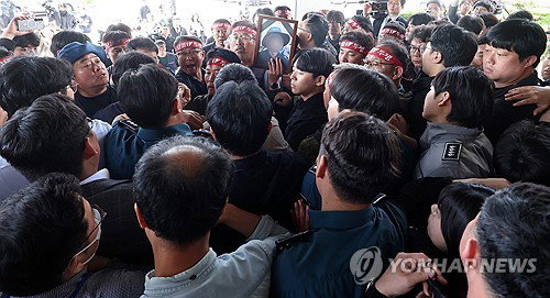 화물연대 조합원 사망 사고에 기업&middot;공권력 책임론 확산