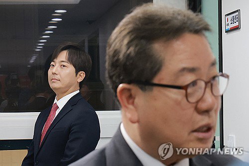 조광한 전격 불출마 및 이성배 지지 선언