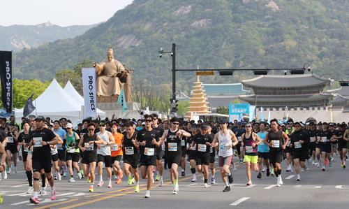 2만 2천 명 도심 질주 서울하프마라톤 개최... 광화문&middot;여의도&middot;상암 구간별 순차 통제