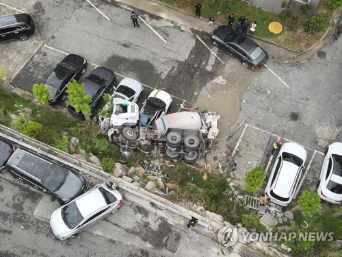 여수 선원동 레미콘 5m 옹벽 추락 사고차량 8대 파손