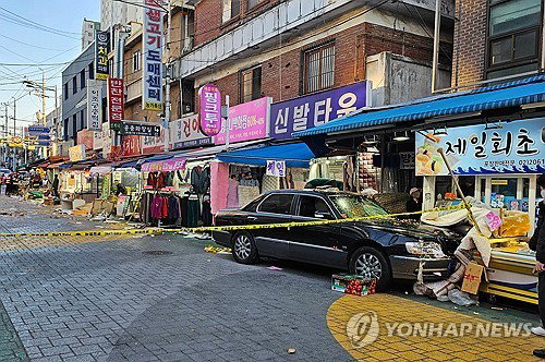 70대 운전자 시장 돌진 12명 사상, 1심 금고형 집행유예 선고