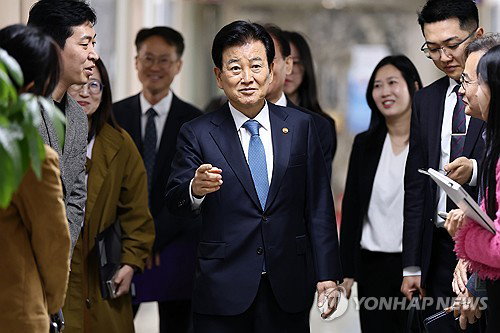 통일부 장관, '구성' 발언 책임론에 
