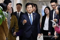 통일부 장관, '구성' 발언 책임론에 "정략적 국익 훼손" 반박