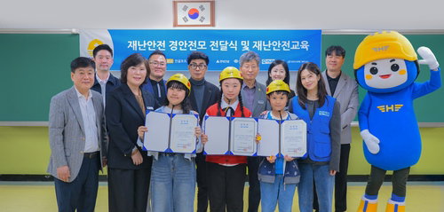 현대건설, 진해 8개 초등학교에 재난 방재용 경안전모 3천6백 개 보급