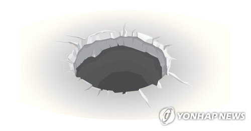 대구 도로 2m 싱크홀 발생, 차량 통제 및 긴급 복구 진행