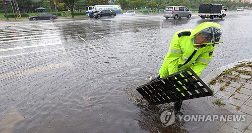 기후부, 여름 홍수 대비 빗물받이&middot;맨홀 시설 점검 돌입 | 도시 침수&middot;안전사고 예방 총력
