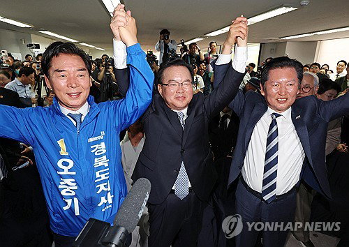 김부겸 대구시장 후보, 범야권 60여 명 집결 속 선거사무소 개소